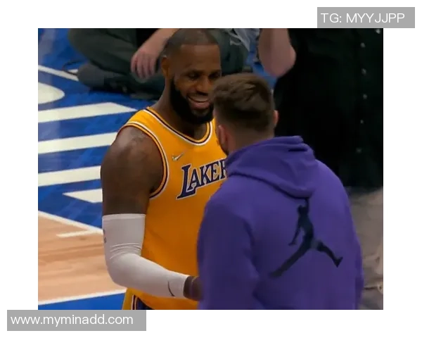 小凯文波特防守时崴脚倒地无法继续比赛已返回更衣室接受治疗